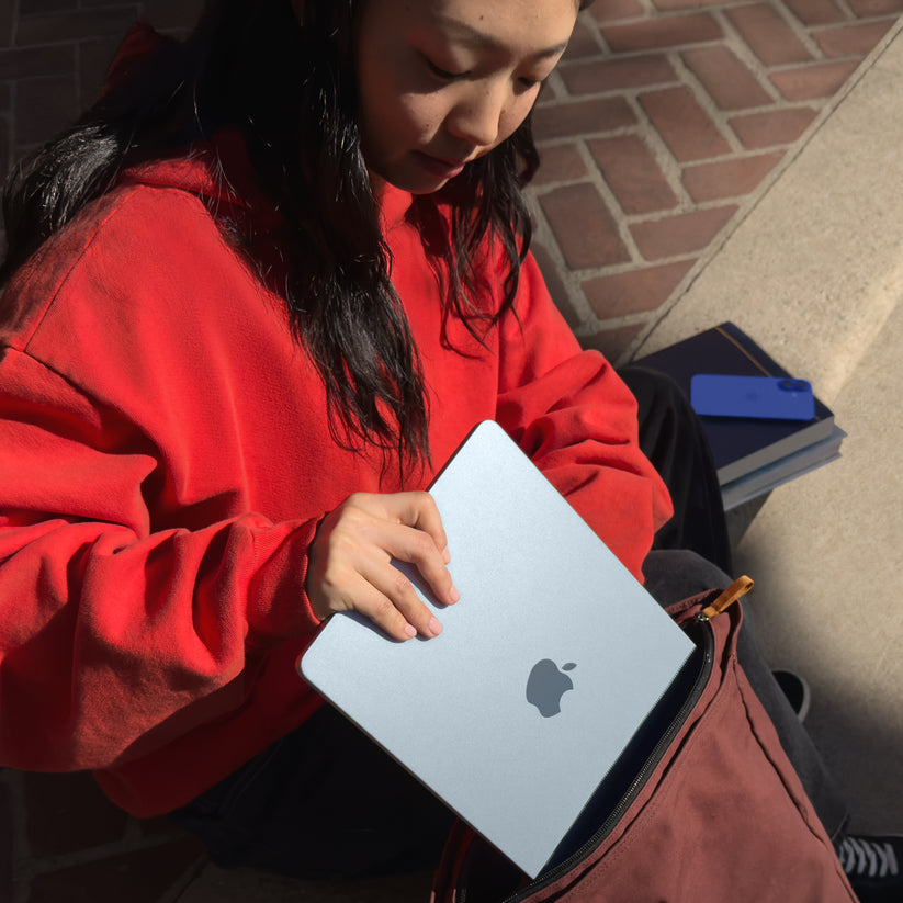 MacBook_Air_13-inch_M4_AI_Mar25_Silver_PDP_Image_Position_8__SG-EN