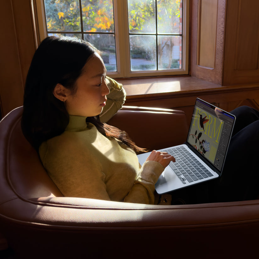 MacBook_Air_13-in_M5_Sky_Blue_PDP_Image_Position_7__SG-EN