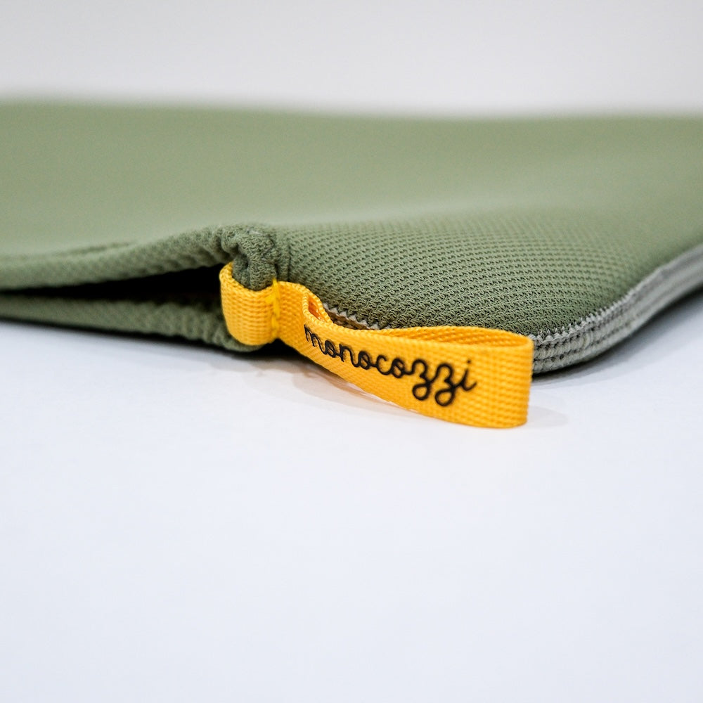 Monocozzi ESSENTIALS Tight Fit Sleeve MacBook Air 13/Pro 14 Olive